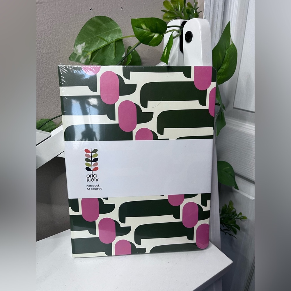 Orla Kiely
Hardcover A4
Notebook
Elastic
Closure,
Sausage Dog
Squared